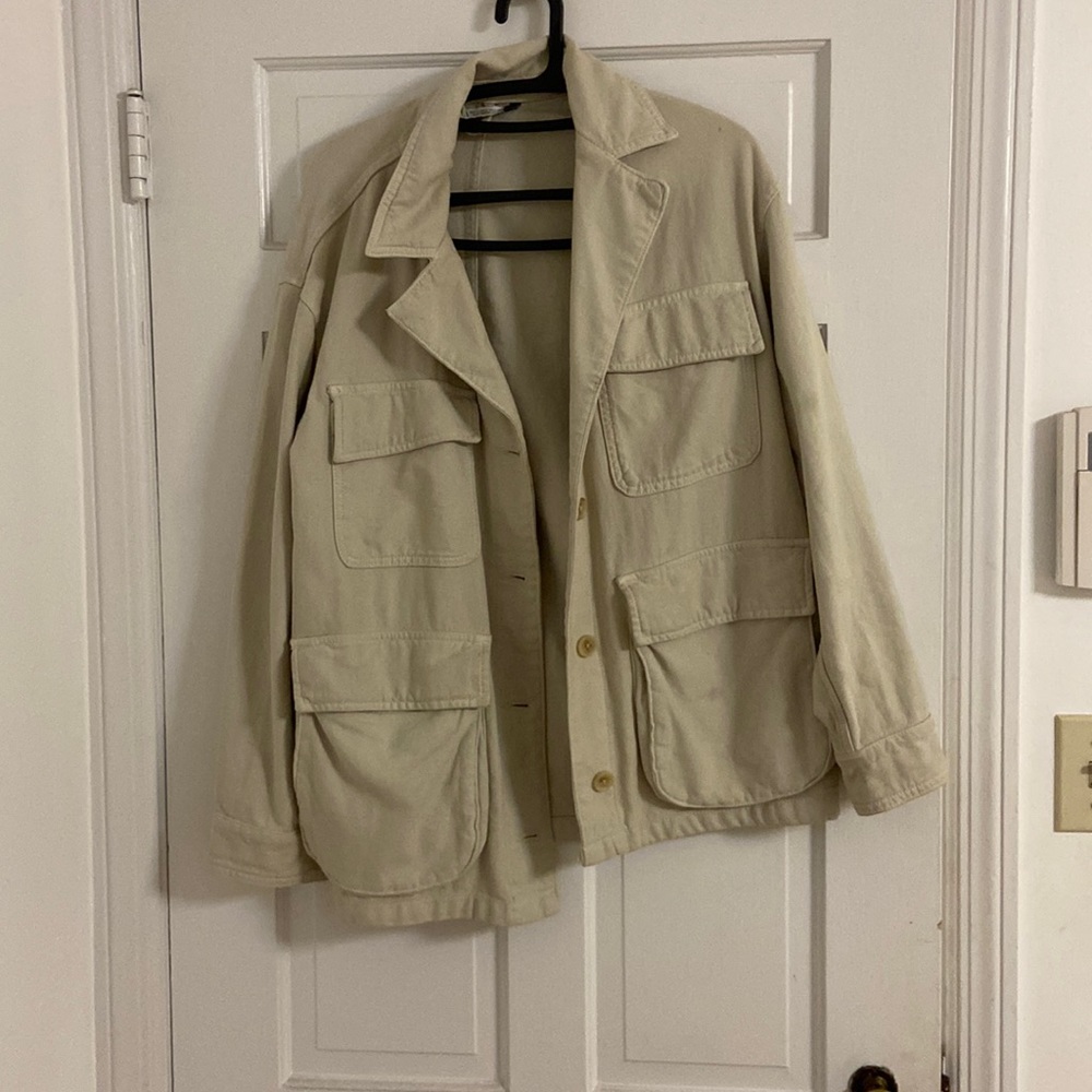 Oversized over shirt, great for layer in fall. Great condition !
